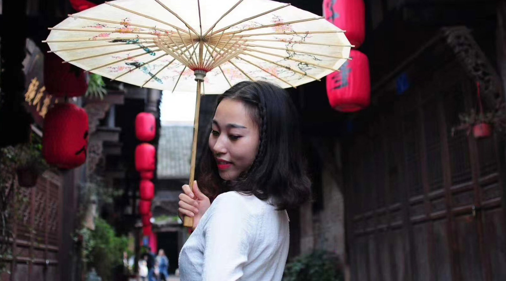 梨花雨女最新视频，小巷深处的特色小店探秘揭秘
