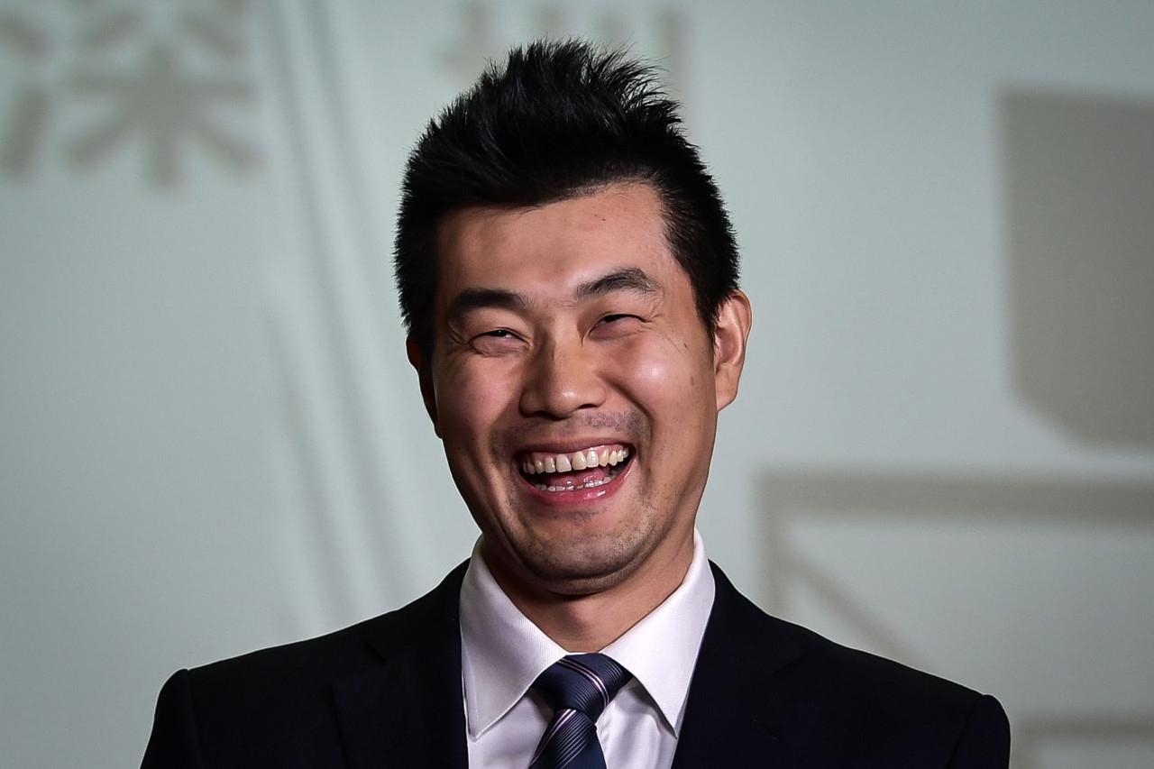 易建联最新伤情及小巷深处的篮球英雄与美食奇遇揭秘