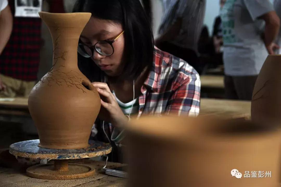 中国交建最新动态，小巷深处的独特风情小店